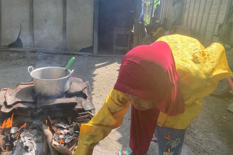 Suparmi sedang Memasak untuk Bertahan Hidup. (Foto: Kunjungan Tim Wasev ke Lokasi TMMD Kodim 0813/Bojonegoro)