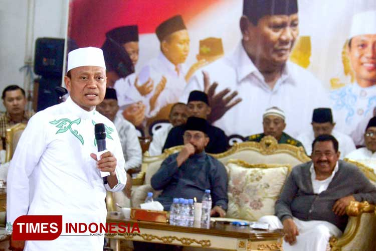 Ustadz Das'ad Latif saat memberikan ceramah di depan Kiai Kampung dalam acara doa bersama dan Tazkirah, di Kastil Atamimi Palace, Malang, Minggu (9/6/2024). (FOTO: Adit/TIMES Indonesia)
