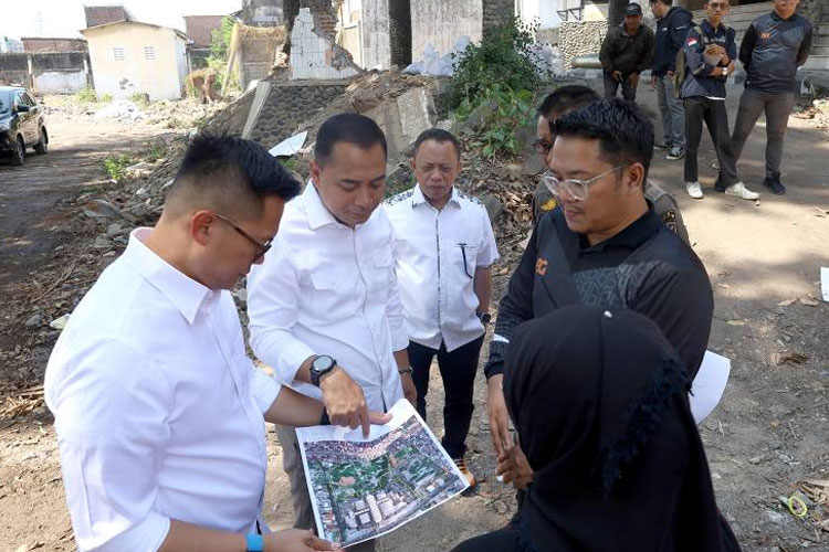 Wali Kota Surabaya Eri Cahyadi saat meninjau kawasan eks THR-TRS bersama Ketua Kadin Surabaya. (Foto: Dok. Pemkot Surabaya)