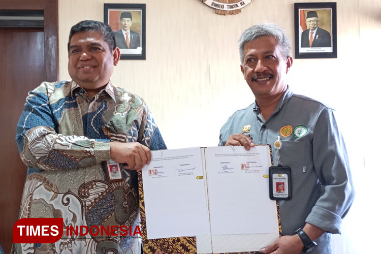 Kepala BBIB Singosari, drh. Akbar (kiri) dan Direktur Polbangtan Malang, Setya Budhi Udrayana (kanan) usai penandatanganan kerjasama di kampus Polbangtan Malang, Jumat (7/6/2024). (FOTO: Polbangtan Malang for TIMES Indonesia)