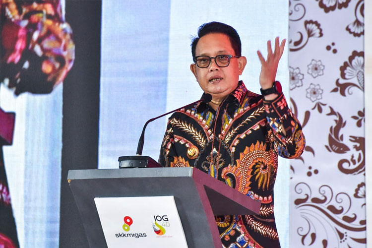 Pj Gubernur Adhy saat membuka Indonesian Oil & Gas Supply Chain Management Summit 2024 (IOG SCM Summit 2024) di Hotel Westin, Surabaya, Senin (10/6/2024). (FOTO: Dok.Humas Pemprov Jatim)