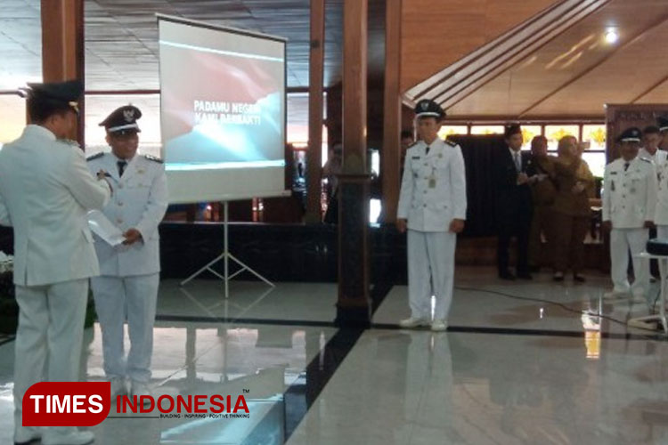 Penyerahan SK Perpanjangan oleh Pj Bupati Cilacap, Awaluddin Muuri. (FOTO: Estanto Prima Yuniarto/TIMES Indonesia)