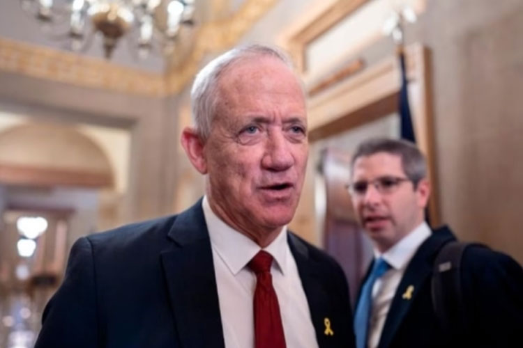 Benny Gantz, mantan panglima militer dan saingan politik utama Perdana Menteri Israel Benjamin Netanyahu saat meninggalkan pertemuan di Capitol di Washington, pada 4 Maret 2024. (FOTO: ABC News/AP)