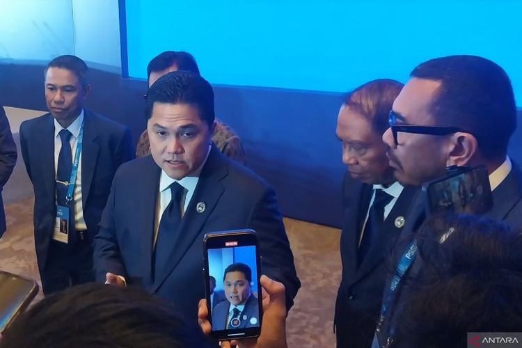 Ketua Umum Persatuan Sepakbola Seluruh Indonesia (PSSI) memberikan keterangan kepada awak media usai acara Kongres Biada PSSI 2024 di Jakarta, Senin (10/6/2024). (ANTARA/Aloysius Lewokeda)