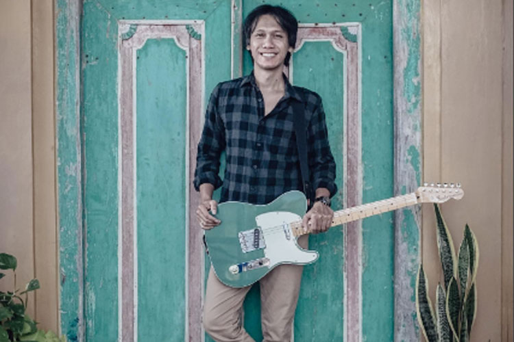 Eross Candra lelang gitar kesayangannya untuk Gaza 
