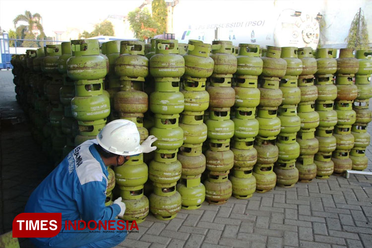 Pertamina saat melakukan pengecekan LPG 3kg. (FOTO: Dok. Pertamina/TIMES Indonesia)
