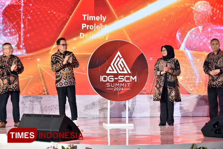 Pj Gubernur Jatim Adhy Karyono dan Wakil Kepala SKK Migas Shinta Damayanti saat membuka Pre IOG SCM Summit, di Surabaya, Senin (10/6/2024). (Foto: Lely Yuana/TIMES Indonesia)