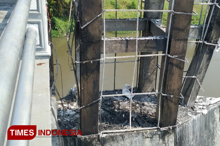 Jembatan Brawijaya Kota Kediri Terbakar, Bagian Ini Alami Kerusakan ...