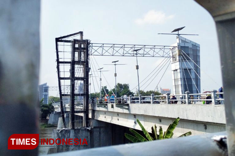 Jembatan Brawijaya Kota Kediri Terbakar, Bagian Ini Alami Kerusakan ...