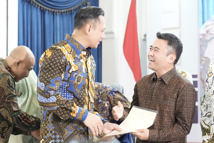Menteri ATR/BPN Agus Harimurti Yudhoyono (kana) menyerahkan eSertifikat kepada Direktur Keselamatan dan Keamanan KAI, Dadan Rudiansyah, di Gedung Sate, Kota Bandung, Minggu (9/6/2024). (FOTO: Humas Daop 2 Bandung)