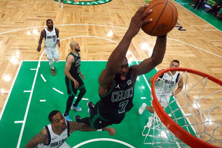 Pebasket Boston Celtics Jaylen Brown melakukan dunk di depan pebasket Dallas Mavericks P.J. Washington saat laga Gim 2 Final NBA 2024 di TD Garden Boston Massachusetts, Senin (9/6/2024). (Photo: Maddie Meyer/GETTY IMAGES NORTH AMERICA/Getty Image)
