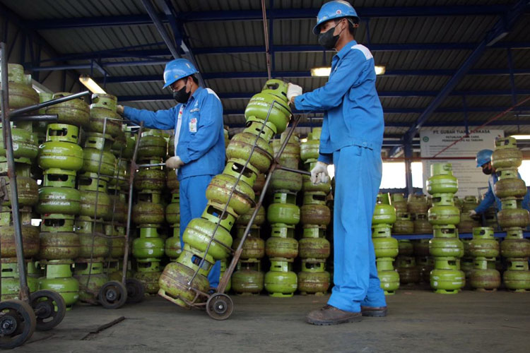 Petugas SPBE saat melakukan loading LPG ke Truk Agen LPG, Senin (10/6/2024).(Dok.Pertamina Patra Niaga Jatimbalinus)