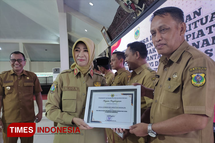 Sejumlah kepala desa yang desanya jadi pilot project desa inklusi menerima Piagam penghargaan (FOTO: Moh Bahri/TIMES Indonesia)