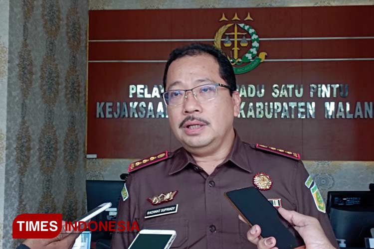 Kepala Kejaksaan Negeri Kepanjen, Rachmat Supriady, memberi keterangan usai menerima perwakilan aksi demo yang mempermasalahkan kisruh UHC Kabupaten Malang, di Kantor Kejari Kabupaten Malang, Senin (10/6/2024). (Foto: Amin/TIMES Indonesia)