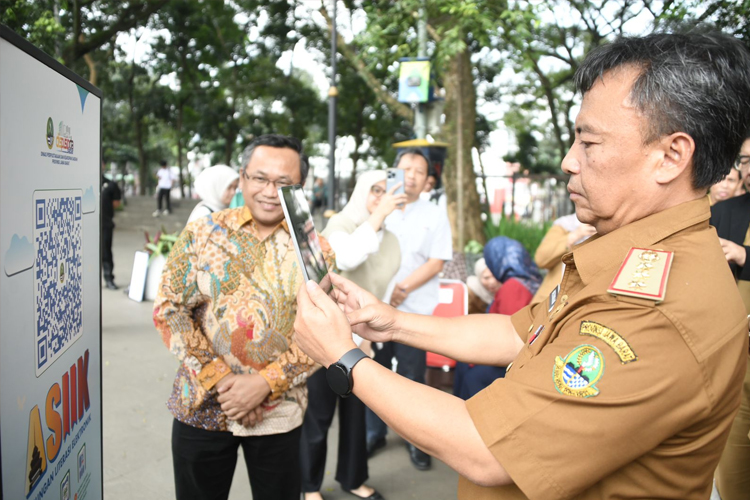 Sekretaris Daerah Provinsi Jawa Barat Herman Suryatman meluncurkan platform ASIIK, Anjungan Literasi Elektronik di Lapangan Gasibu, Kota Bandung, Senin (10/6/2024). (Foto: Biro Adpim Jabar)