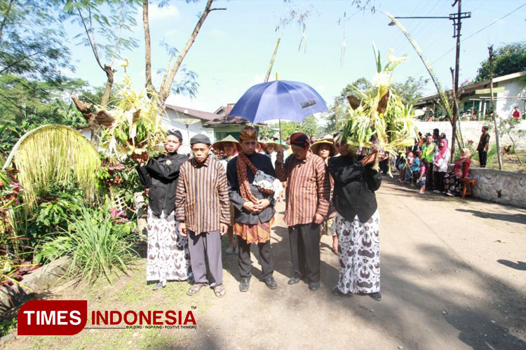 Upacara 'Slametan' yang diadakan masyarakat lokal untuk menyambut masa panen.