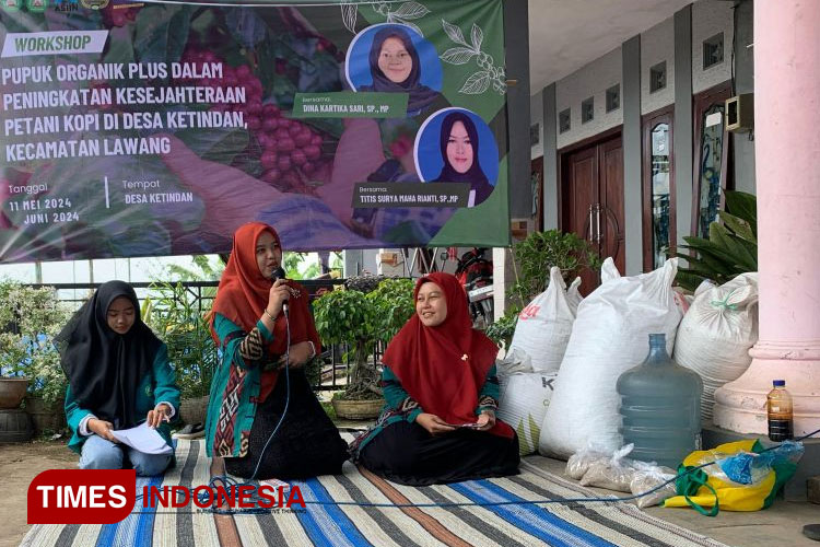 Tim Dosen Pengabdian Kepada Masyarakat Unisma Malang memberikan sosialisasi pembuatan pupuk organik plus ke petani kopi Ketindan Lawang. (FOTO: AJP TIMES Indonesia)