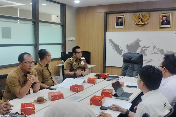 Pj. Wali Kota Mojokerto, Ali Kuncoro beserta jajaran pemerintah Kota Mojokerto pada saat mengajukan rekomendasi pencabutan izin penjual minol di Jakarta, Senin (10/6/2024) (Foto: Dok. Kominfo Kota Mojokerto)