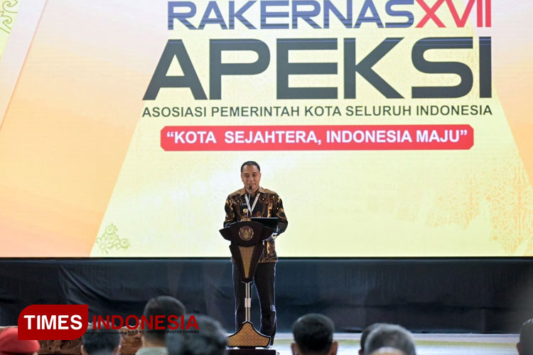 Wali Kota Surabaya Eri Cahyadi saat memimpin secara langsung Rapat Kerja Nasional (Rakernas) XVII APEKSI Tahun 2024, di Kota Balikpapan, Selasa (4/6/2024).(Dok.Humas Pemkot Surabaya for TIMES Indonesia)