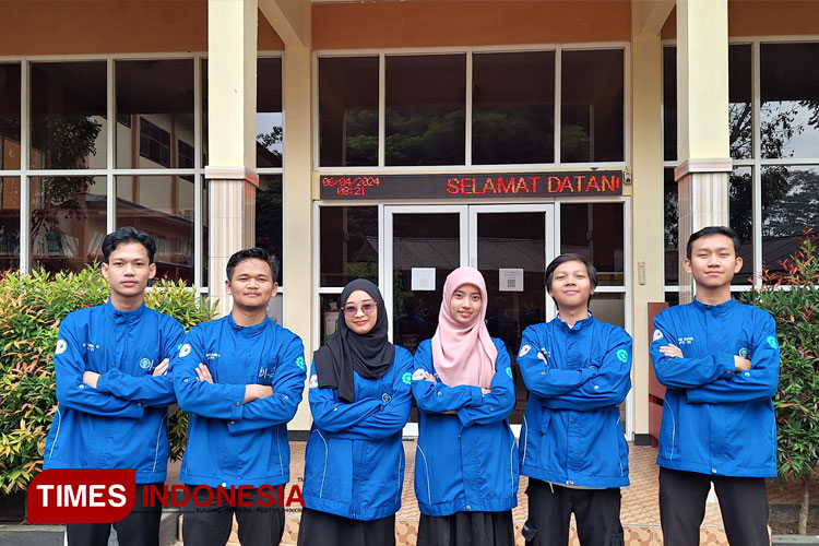 Enam mahasiswa UM pengembang website Techno Library pada Asistensi Mengajar di SMKN 1 Kepanjen. (FOTO: Tim Techno Library/TIMES Indonesia)