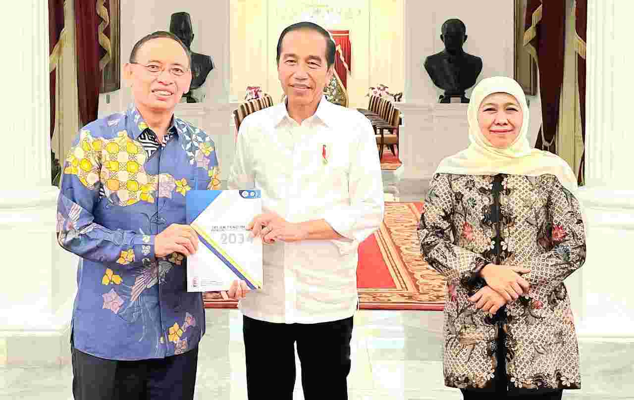 Ketum IKA Unair Khofifah dan Rektor Unair menyerahkan buku konsep dan pemikiran Unair tentang Indonesia Maju 2034
