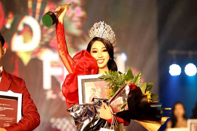 Angeline Virginia Wong saat meraih mahkota Juara 1 Duta Pariwisata Jatim 2024.(Dok.Pribadi)