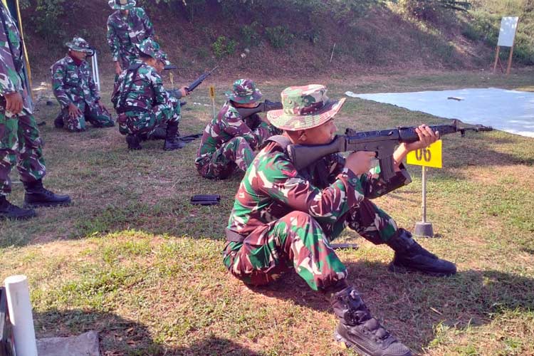 Anggota Kodim 0812/Lamongan saat mengikuti latihan menembak senjata ringan. (Foto : Pendim 0812 for Times Indonesia)