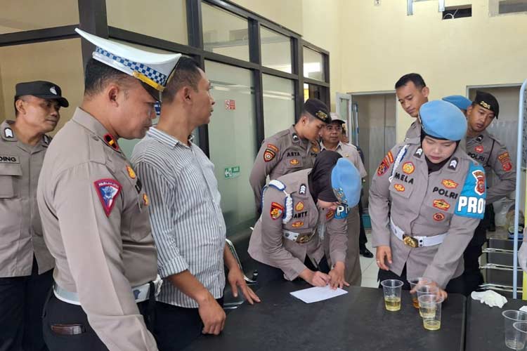 Anggota Polres Majalengka dites urine narkoba. (FOTO: Humas Polres Majalengka for TIMES Indonesia)