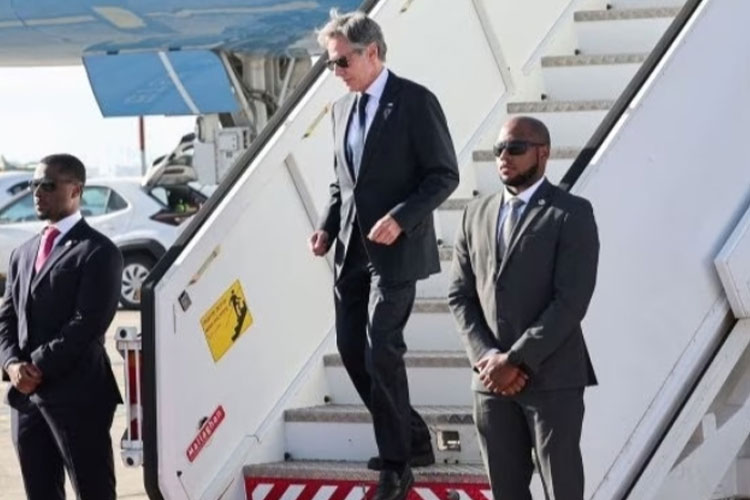 Menteri Luar Negeri AS Antony Blinken tiba di bandara Ben Gurion dekat Tel Aviv, pada Senin, 10 Juni. (FOTO: CNN/Reuters)
