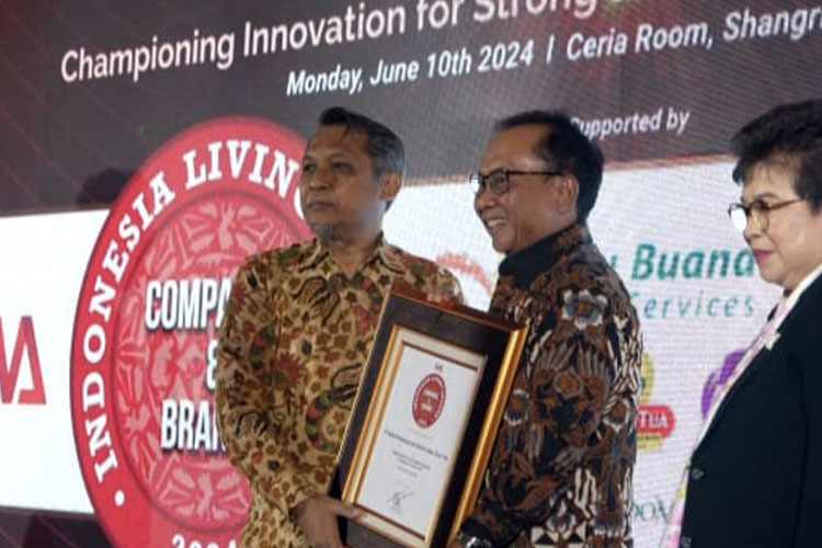 Direktur Operasi Bank Jatim Arif Suhirman saat menerima penghargaan untuk Bank Jatim sebagai Indonesia Best Living Legend Company in Managing Innovation 2024 dari Majalah Swa, Senin (10/6/2024) malam kemarin. (Foto: Dok.Humas Bank Jatim)