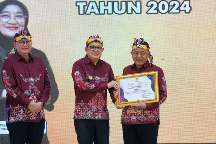 Bupati Malang, HM Sanusi, saat menerima penghargaan Pj. Gubernur Jawa Timur, Adhy Karyono, untuk Desa Ngabab Pujon sebagai Desa Pelaksana Gotong Royong Terbaik I Jawa Timur 2024, di Alun-alun Kota Blitar, Selasa (11/6/2024). (Humas Pemkab Malang)