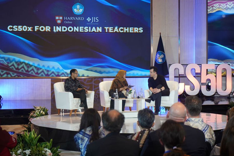 Discussion session with Professor David J. Malan of Harvard University, the MoECRT, Nadiem Makarim, and the Director General of Teachers and Education Staff, Nunuk Suryani. (Photo: private document)