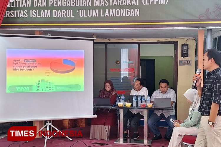 PSDK Universitas Islam Darul Ulum (Unisda) Lamongan, merilis hasil survei persepsi politik masyarakat Lamongan pada Pilkada 2024, Selasa (11/6/2024). (FOTO: MFA Rohmatillah/ TIMES Indonesia)