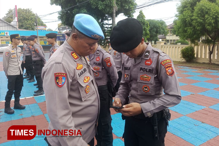 Propam periksa HP milik anggota Polres Majalengka. (FOTO: Humas Polres Majalengka for TIMES Indonesia)