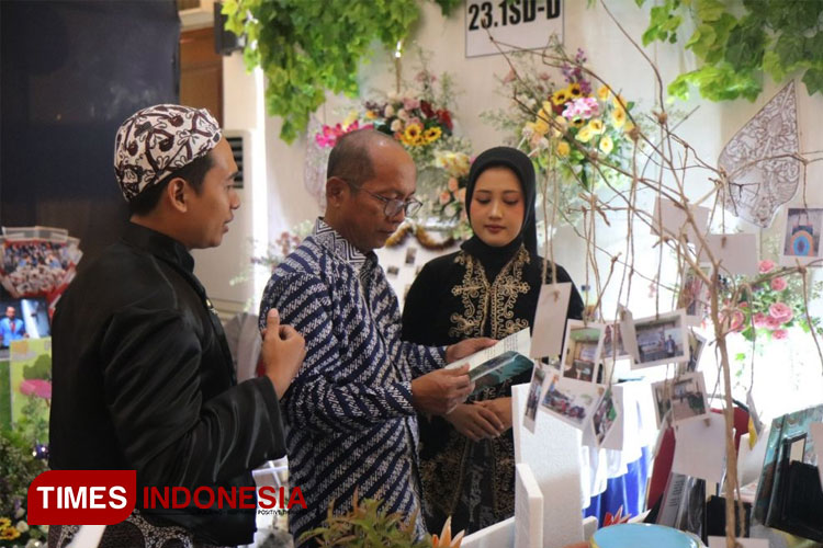 Dr. Supri Wahyudi Utomo, M.Pd. mengunjungi stand gelar karya salah satu kelompok. (Foto: Humas UNIPMA for TIMES Indonesia)