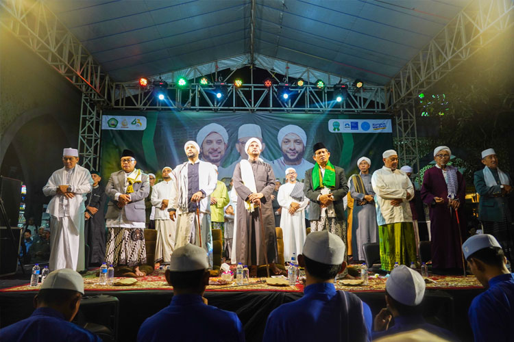 Acara Unisma Bersholawat bersama Majlis Taklim Wal Maulid Ar-Ridwan di lapangan depan Unisma, Senin (10/6/2024). (FOTO: Humas Unisma)