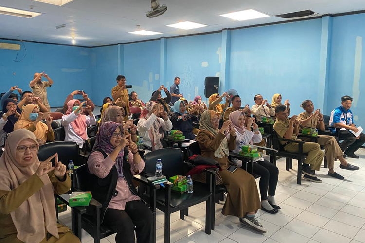 Kegiatan pelatihan bahasa isyarat yang digelar dinas Sosial Kota Kediri (Foto: Diskominfo Kota Kediri)