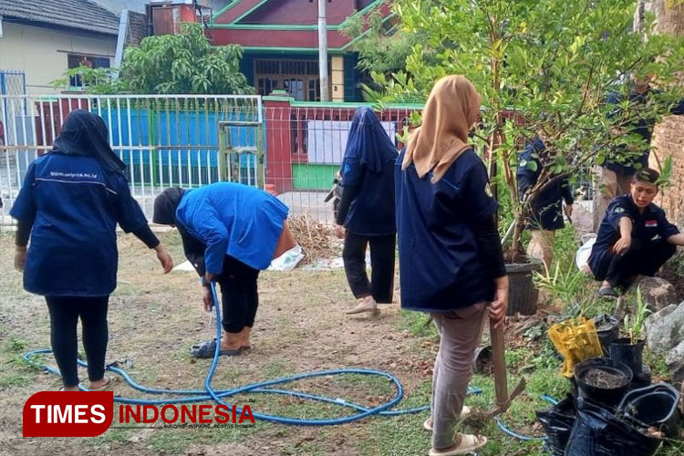Tim mahasiswa KKN Periode 1 UNIPMA kelompok 3 melakukan penanaman Toga bersama masyarakat Kelurahan Winongo. (Foto: Humas UNIPMA for TIMES Indonesia)