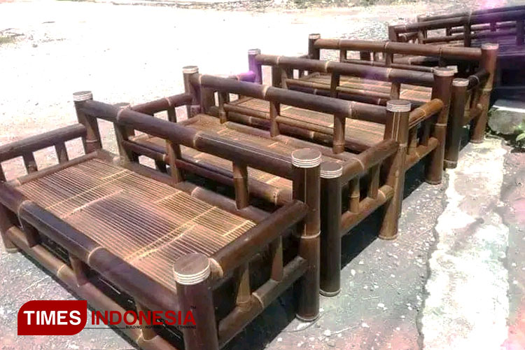 meja-dan-kursi-bambu.jpg