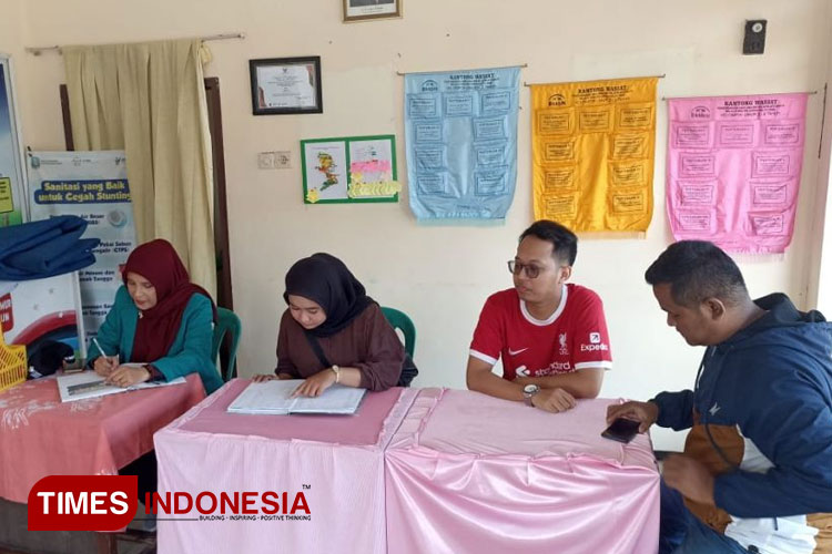 Mahasiswa KSM-T Unisma Malang melakukan proses pendataan administasi posyandu Desa Sumberejo. (FOTO: AJP TIMES Indonesia)