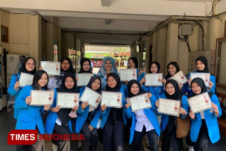 Mahasiswa Pendidikan Akuntansi menerima Sertifikat Certified Accurate Professional. (Foto: Humas UNIPMA for TIMES Indonesia)