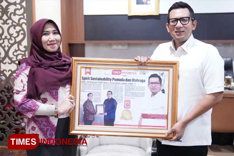 Pj. Wali Kota Mojokerto, Moh. Ali Kuncoro pada saat menerima Anugerah TIMES Indonesia oleh Lia Istifhama , Anggota DPD RI terpilih, Rabu (12/6/2024). (Foto: Dok. TIMES Indonesia)