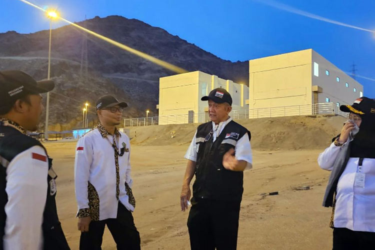 Anwar Abbas saat meninjau kesiapan fasilitas di Arafah, Muzdalifah, Selasa (11/6/2024). (Foto: MCH 2024 Kemenag RI)