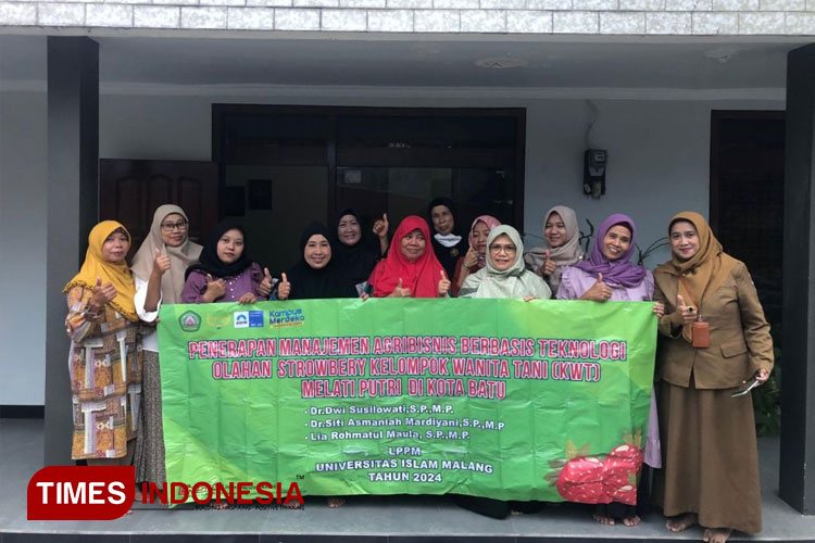 Dosen Agribisnis Fakultas Pertanian Unisma Malang memberikan pelatihan olahan strawberry menjadi manisan kepada anggota Kelompok Wanita Tani (KWT) Melati Putri Kota Batu. (FOTO: AJP TIMES Indonesia)
