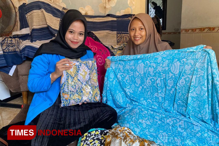 Mahasiswa KKN UNIPMA mendampingi UMKM Kain di Bali. (Foto: Humas UNIPMA for TIMES Indonesia)