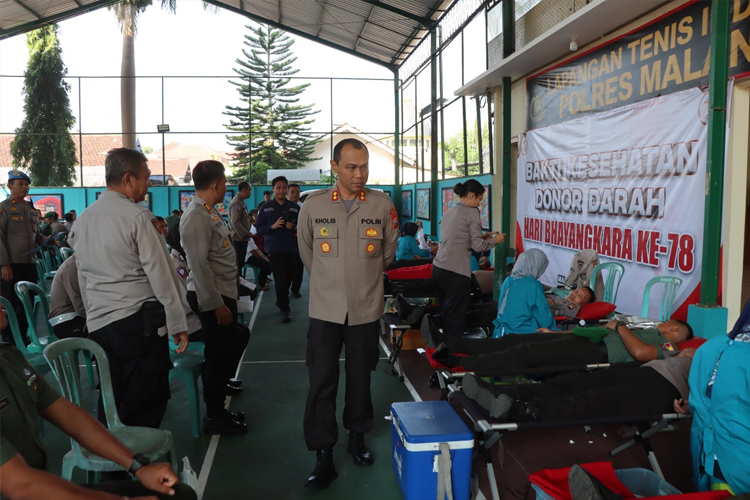Kapolres Malang, AKBP Putu Kholis Aryana, saat menyapa para pendonor saat kegiatan donor darah massal dalam rangka Hari Bhayangkara ke-78 di Kepolisian Resor Malang, di Lapangan Tennis Mapolres Malang, Rabu (12/6/2024). (Humas Polres Malang)