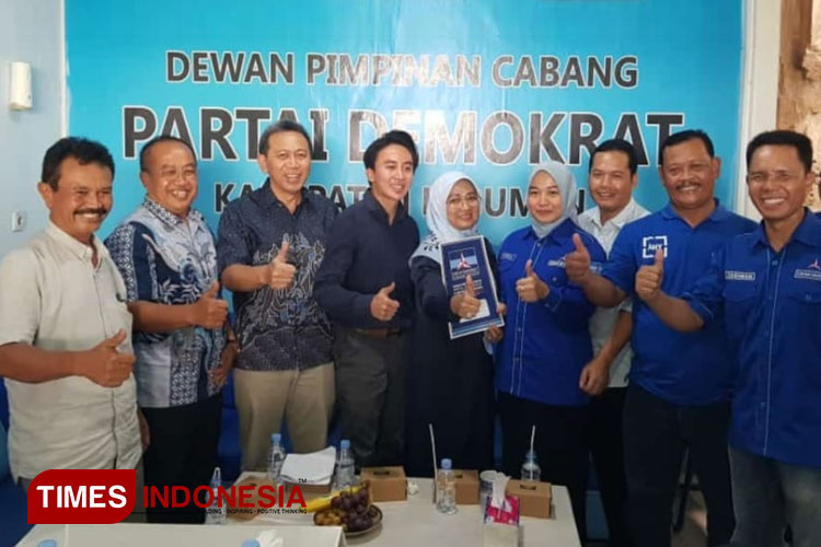 Lilis Nuryani didampingi tim saat menyerahkan formulir pendaftaran di Kantor DPC Partai Demokrat, siang tadi. (Foto: Hery Priyantono/ TIMES Indonesia)