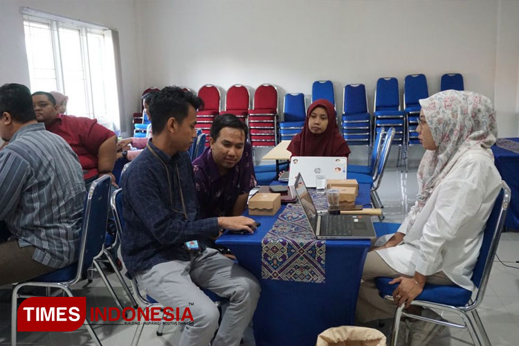 Peserta workshop berdiskusi di ruang pertemuan Laboratorium Terpadu UNIPMA. (Foto: Humas UNIPMA for TIMES Indonesia)