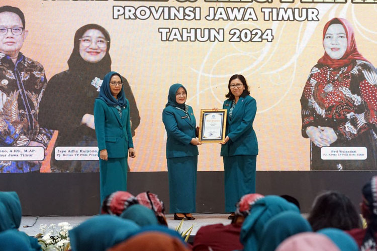 Foto A Pj Ketua TP PKK Kota Kediri saat menerima penghargaan Lomba Memasak Menu Pangan Lokal Sumber Karbohidrat Non Beras pada Jambore Nasional Kader PKK (Foto: Diskominfo Kota Kediri)