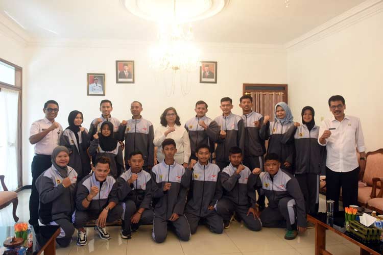 Foto A Pj Wali Kota Kediri bersama peserta Paralimpic di rumah dinas Wali Kota Kediri setelah menggelar pertemuan (Foto: Diskominfo Kota Kediri)